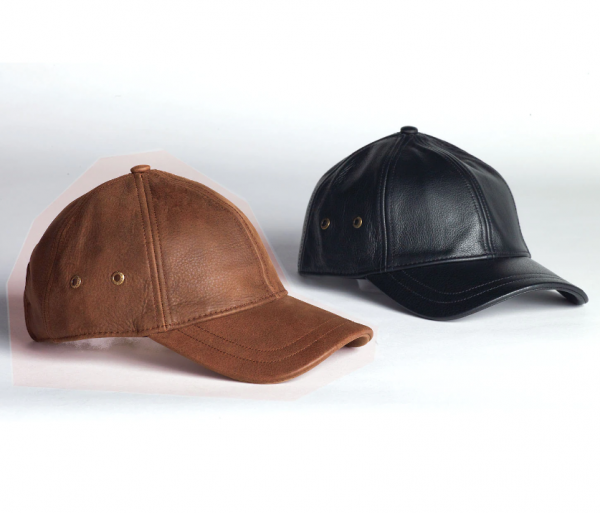 Topi dengan Aksen Bahan Kulit